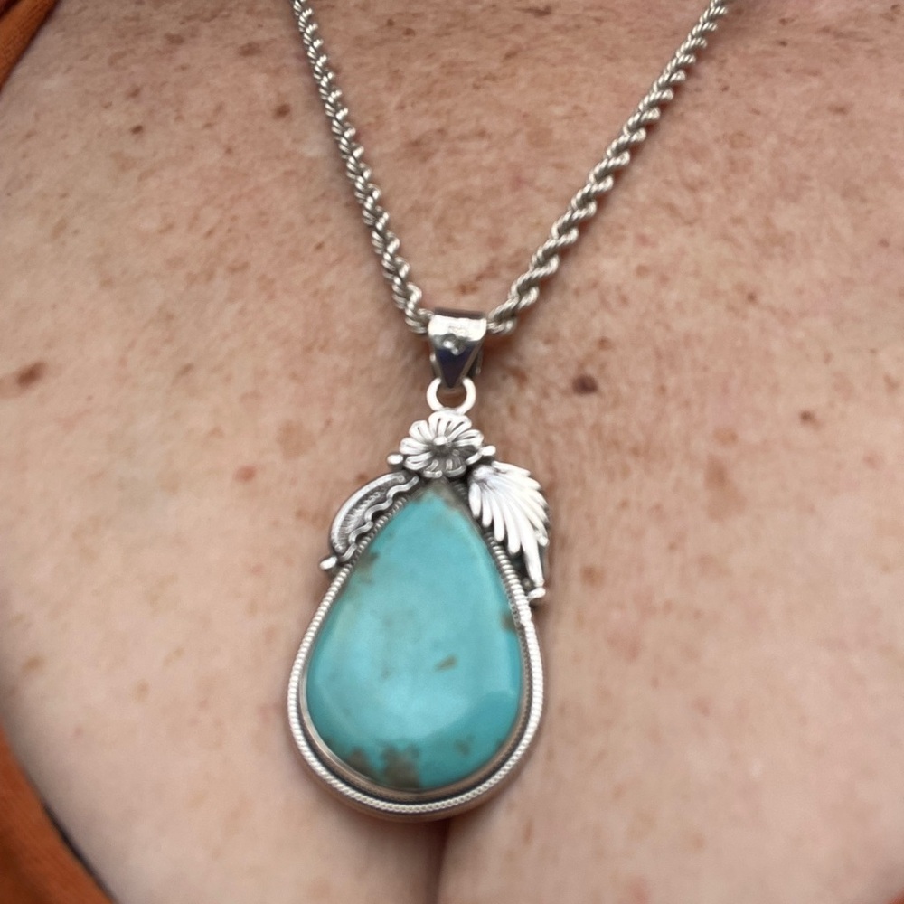 Kingman Turquoise and Silver Native American Style Pendant😵